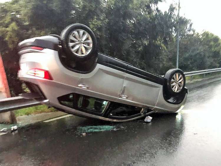 Vehículo del accidente volcado en medio de la carretera