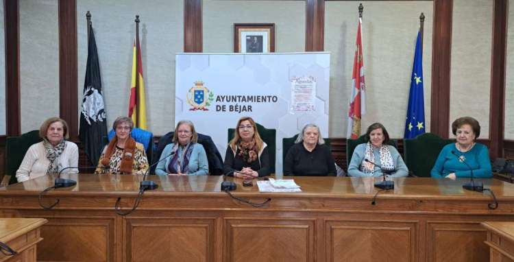 Grupo de mujeres sentadas en el salón de plenos del ayuntamiento de Béjar
