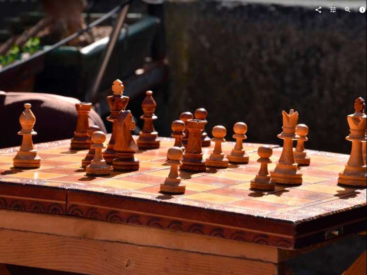 Tablero de ajedrez con fichas de madera