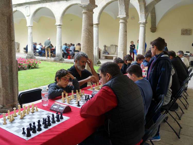 Jugadores durante la disputa del torneo de Ferias de Ajedrez en el Convento de San Francisco, Béjar