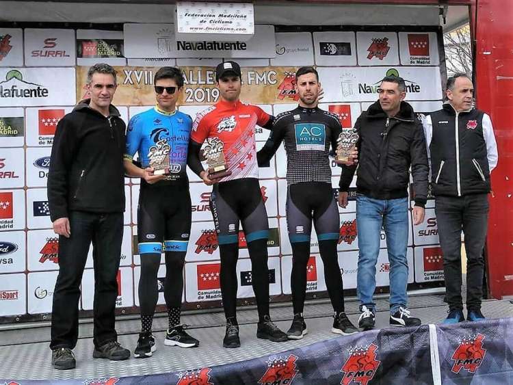 Alberto Bejarano en el podium con el maillot de líder del Trofeo FMC junto a otros corredores
