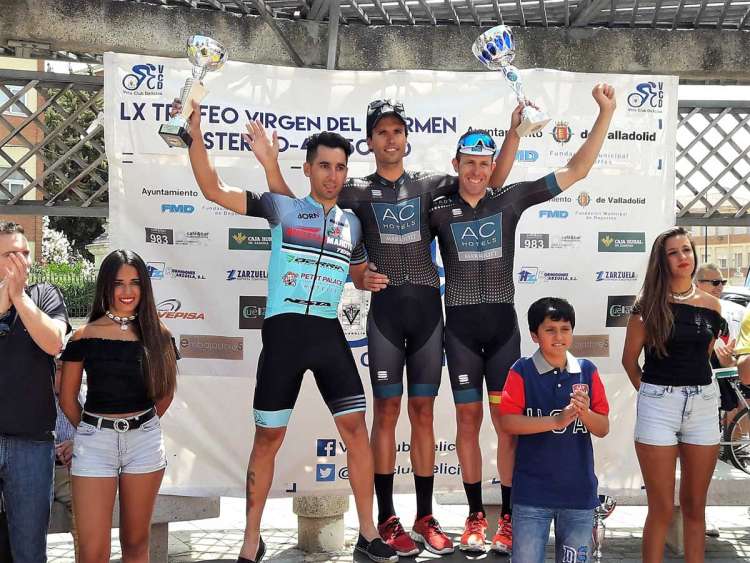 Alberto Bejarano, Mario Campos (izquierda) y Antonio Martín (derecha)  en el pódium