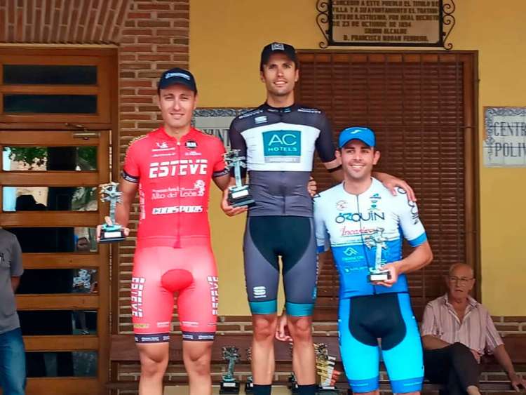 Alberto Bejarano en el podium de La Pueblanueva junto al segundo y tercer clasificado