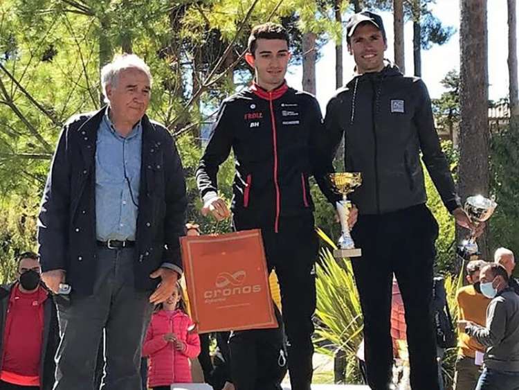 Tres personas en un pódium