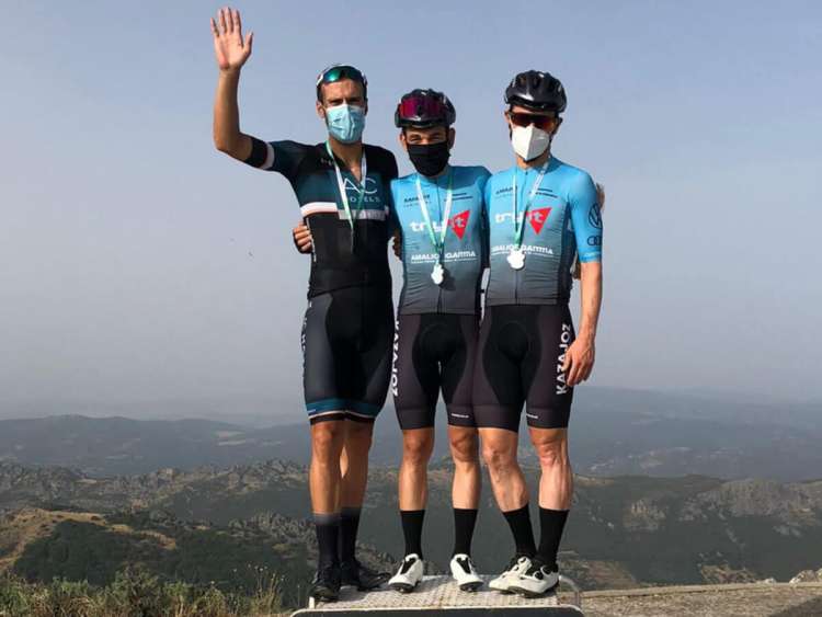 Tres ciclistas subidos al pódium