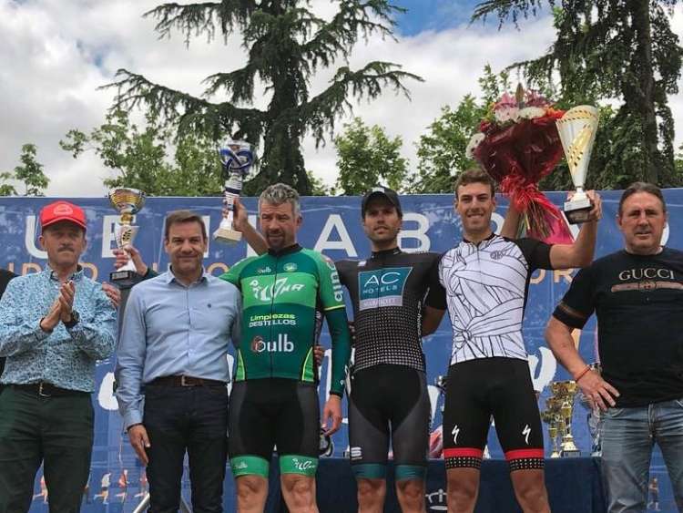 Alberto Bejarano junto a otros corredores en el pódium de la carrera