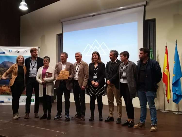 Alcalde de Candelario junto a un grupo de personas sobre escenario