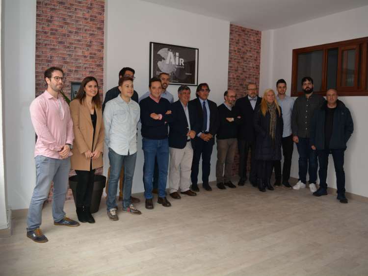 Alcalde y concejales, junto a representantes del proyecto