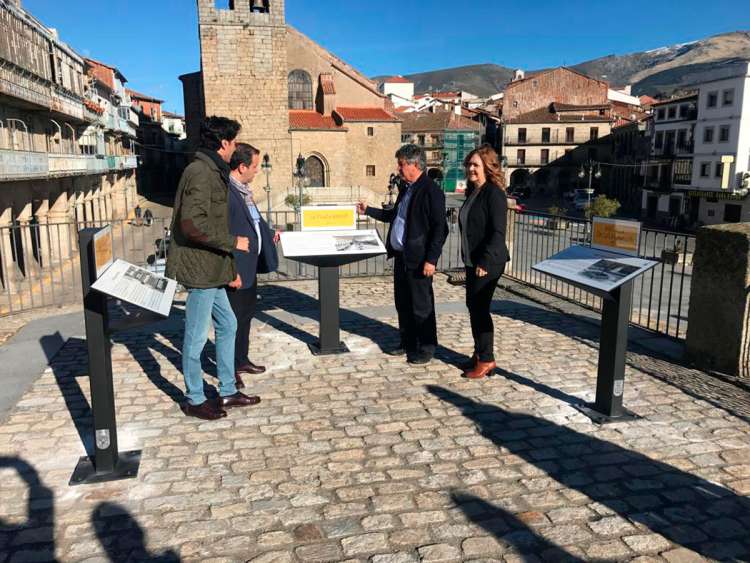 Alejo Riñones, Javier García, Purificación Pozo y Ángel Orgaz junto a varios paneles informativos situados junto al palacio ducal