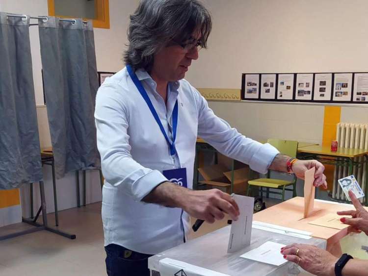 Luis Francisco Martín votando en Béjar