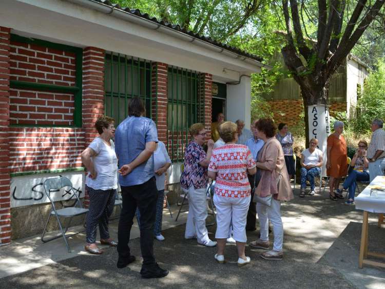 Visita de la alcaldesa a la sede del colectivo en Los Pinos