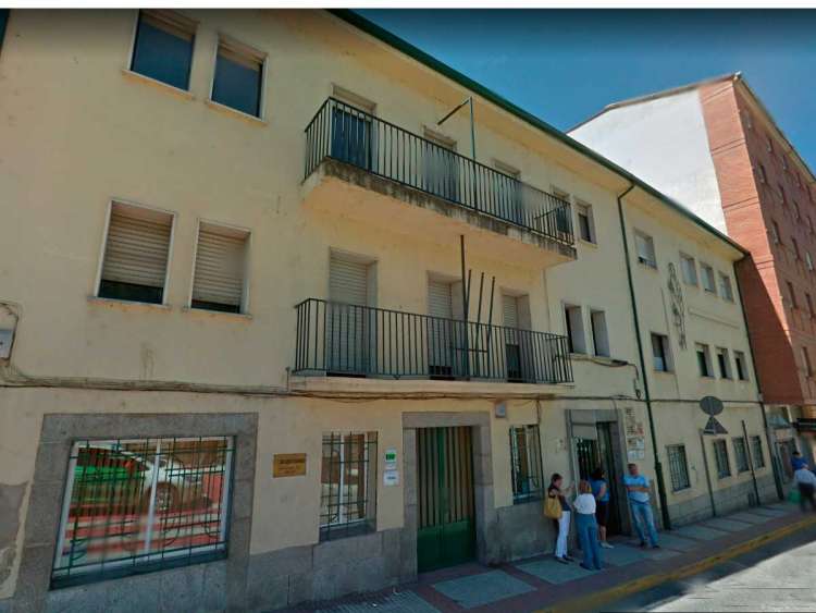 Fachada del edificio de alcohólicos rehabilitados y otras dependencias