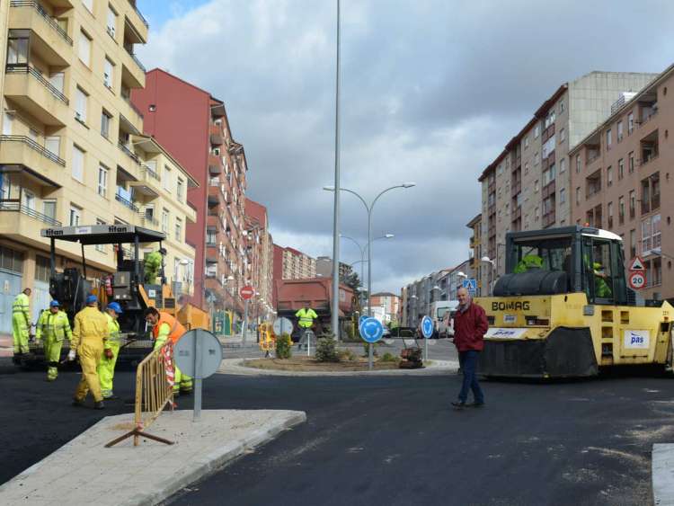 Alejandro Romero durante la revisión de los trabajos