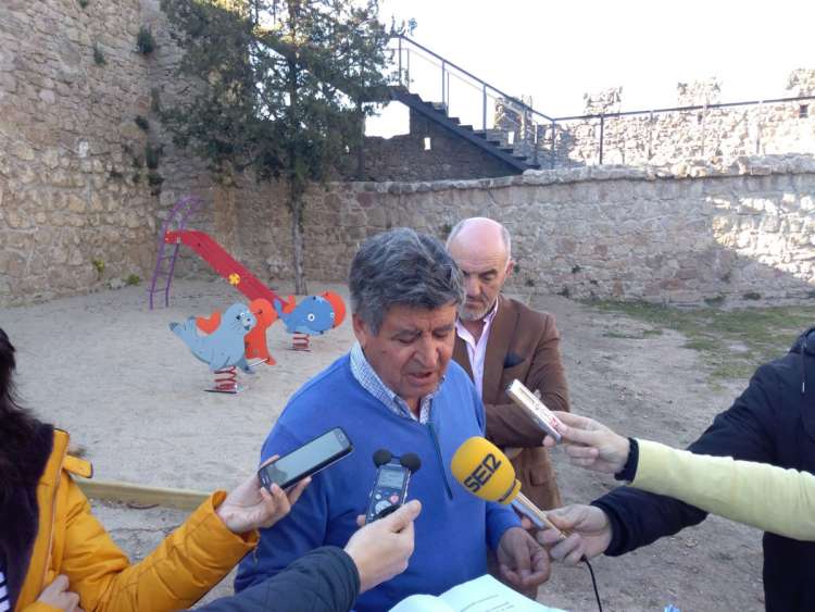 Alejo Riñones en el Parque de La Antigua visitando las obras