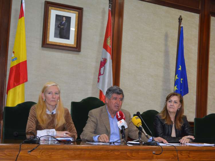 Alcalde y concejalas presentan el folleto de Fomento