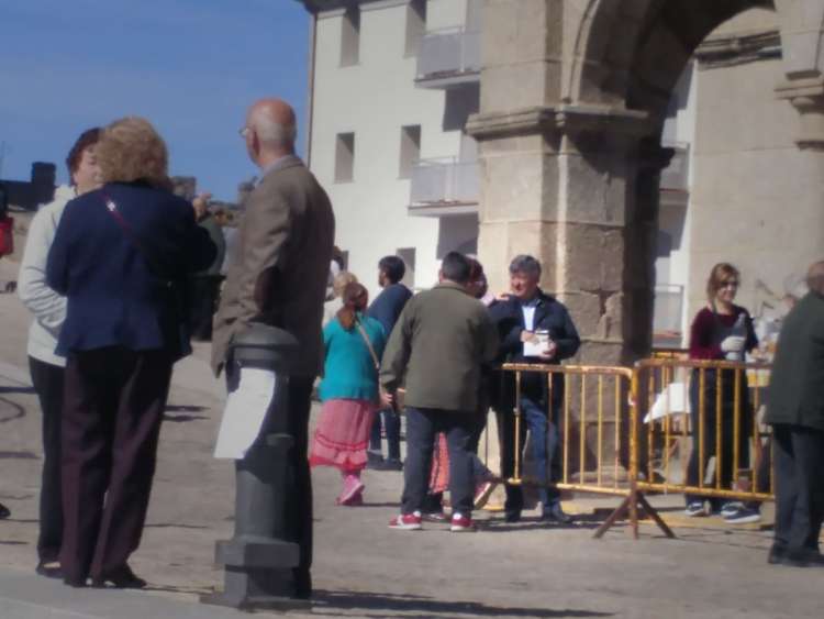 Alejo Riñones repartiendo bolígrafos en la fila