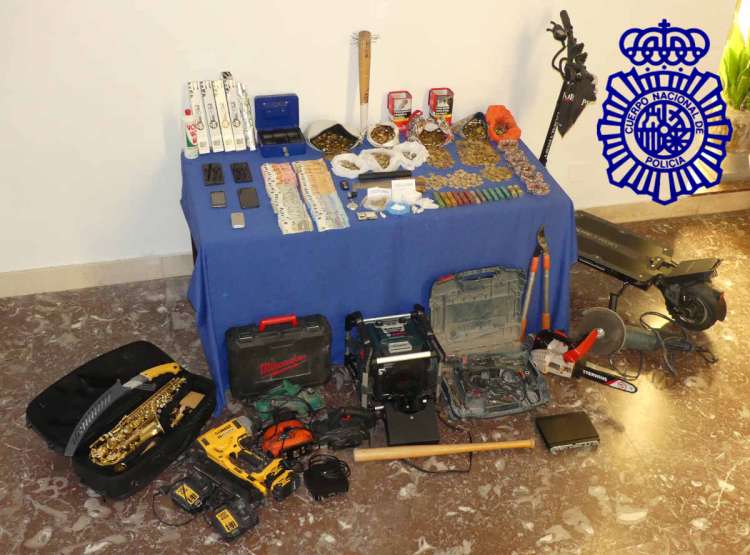 Alijo y objetos incautados por la Policía Nacional