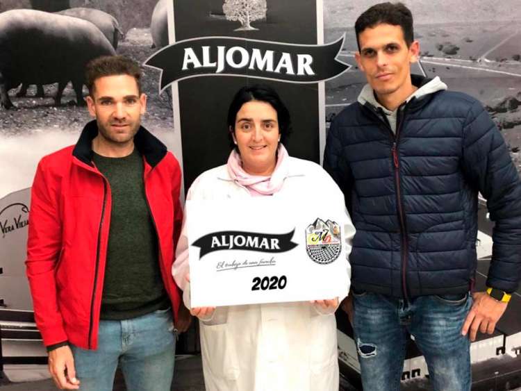 Moisés Dueñas, la gerente de la empresa chacinera, Carmen Sánchez y David Martín 