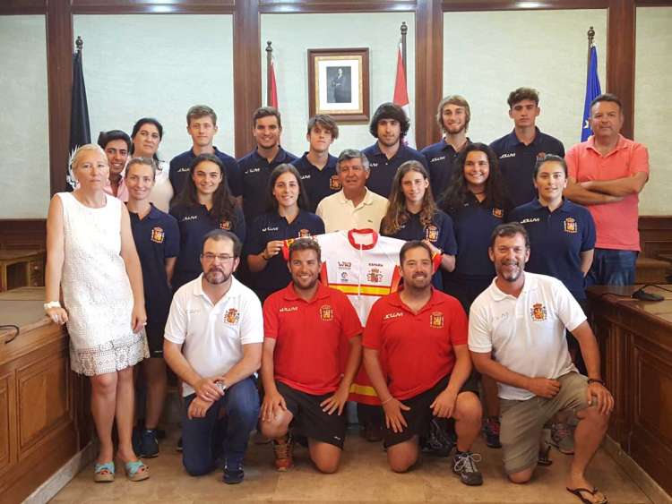 Selección española de Alpino en Línea en el Ayuntamiento junto a los concejales