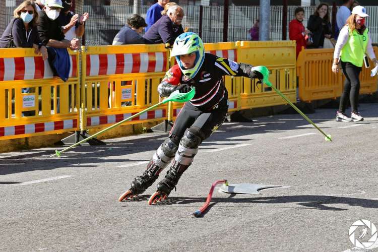 Corredor con patines en línea disputando la prueba