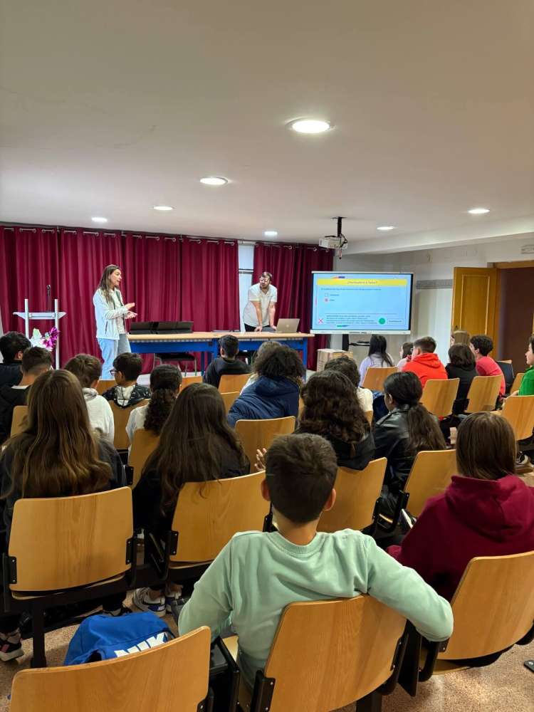 Estudiantes del IES Río Cuerpo de Hombre de Béjar durante un ejercicio práctico de autoprotección.