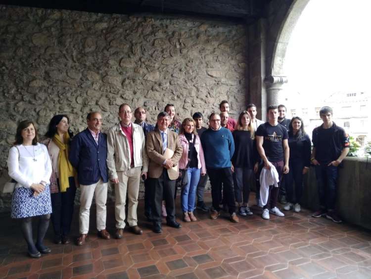 Alumnos y profesores de FP premiados, en el balcón del ayuntamiento