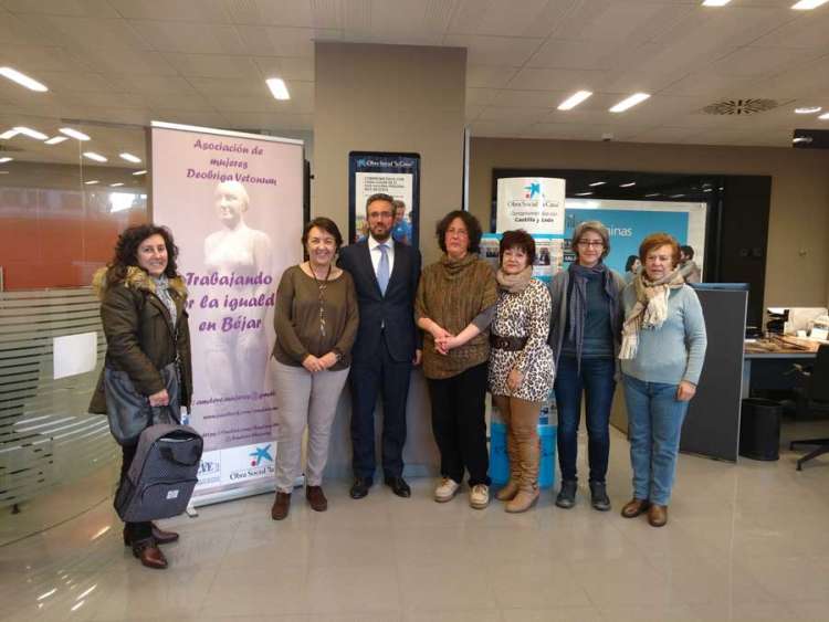 Representantes de AMDEVE junto al director de la oficina de La Caixa en Béjar