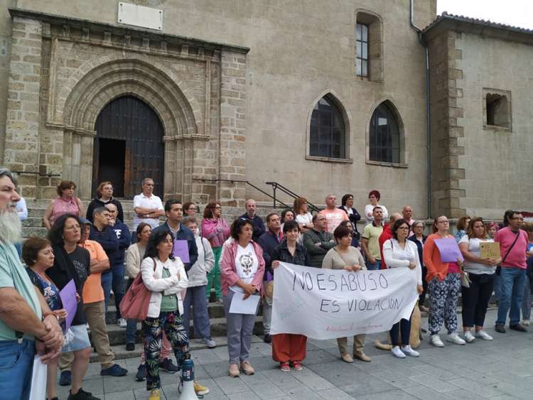 Concentración en la plaza. IMAGEN AMDEVE