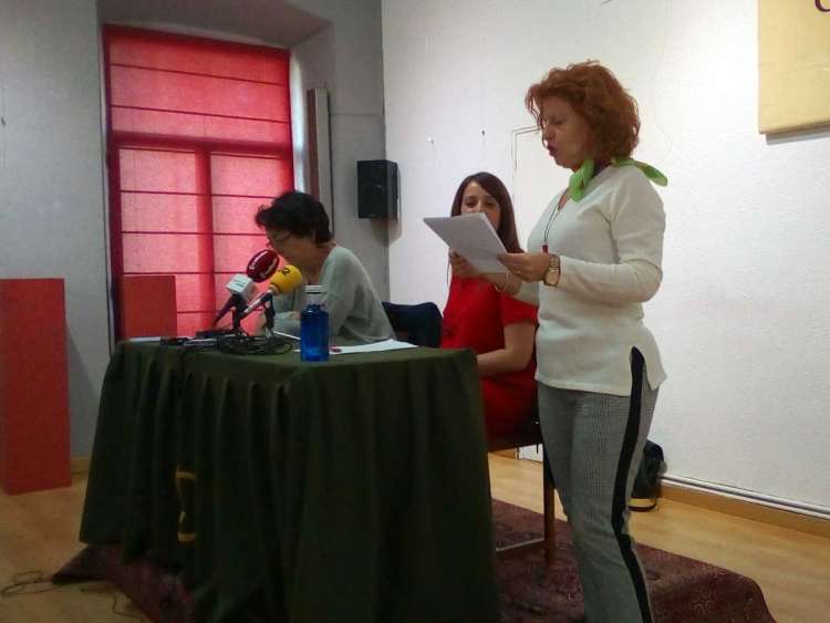Carmen Carpio junto a Emma Kunst y Esther Batuecas durante la presentación de los resultados del proyecto en el Casino Obrero de Béjar