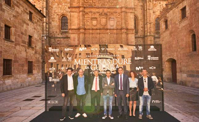 Amenabar durante la presentación en Salamanca con el resto de autoridades académicas