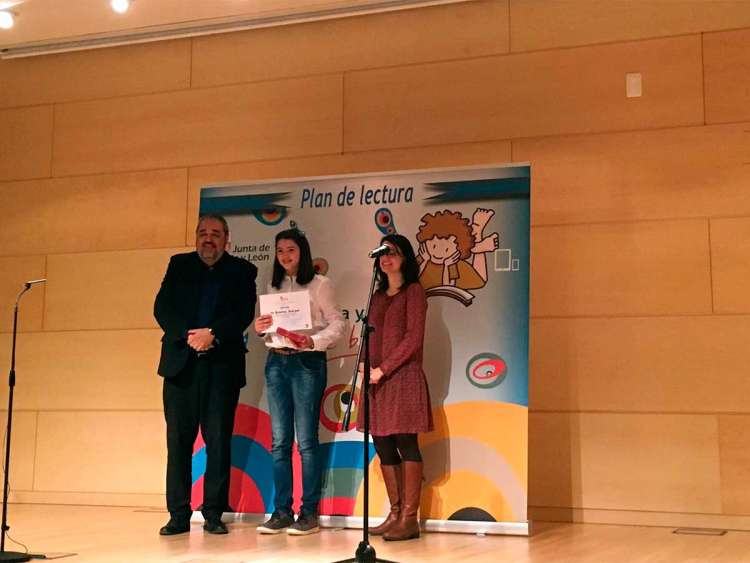 Ana Ballesteros recogiendo el premio del Certamen de Lectura en público