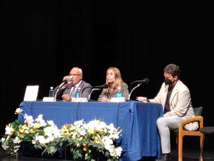 Tres personas sentadas a una mesa