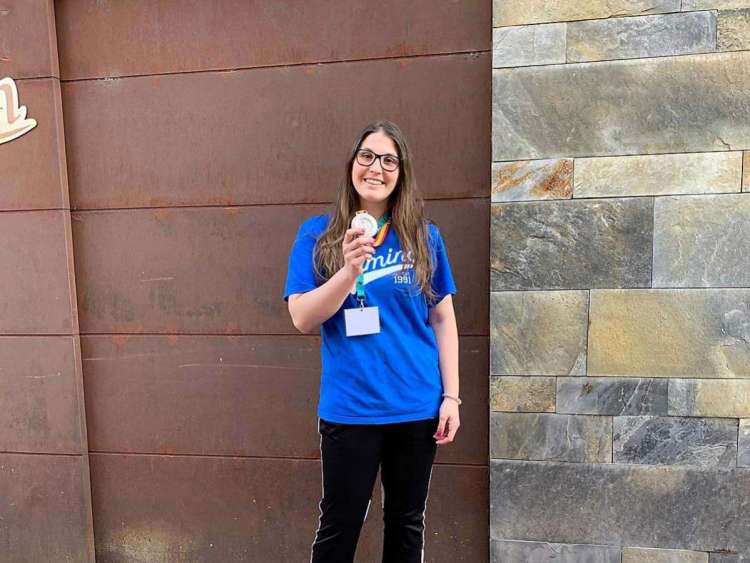 Ángela Nieto portando enseñando la medalla de subcampeona de la Copa de la Reina