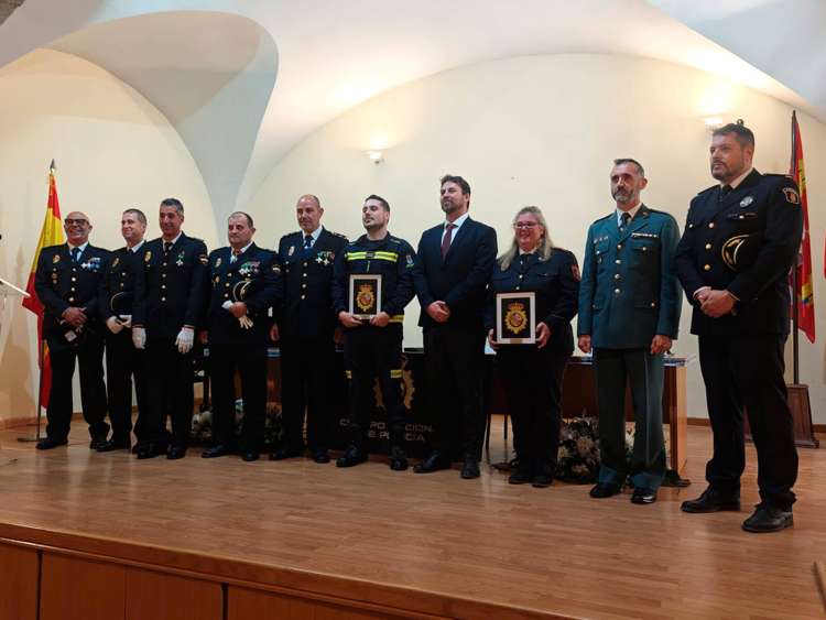 Autoridades locales y miembros de cuerpos de seguridad posan durante el acto por el Día de los Ángeles Custodios en Béjar, celebrado en el Convento de San Francisco