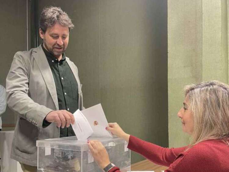 Antonio Cámara votando