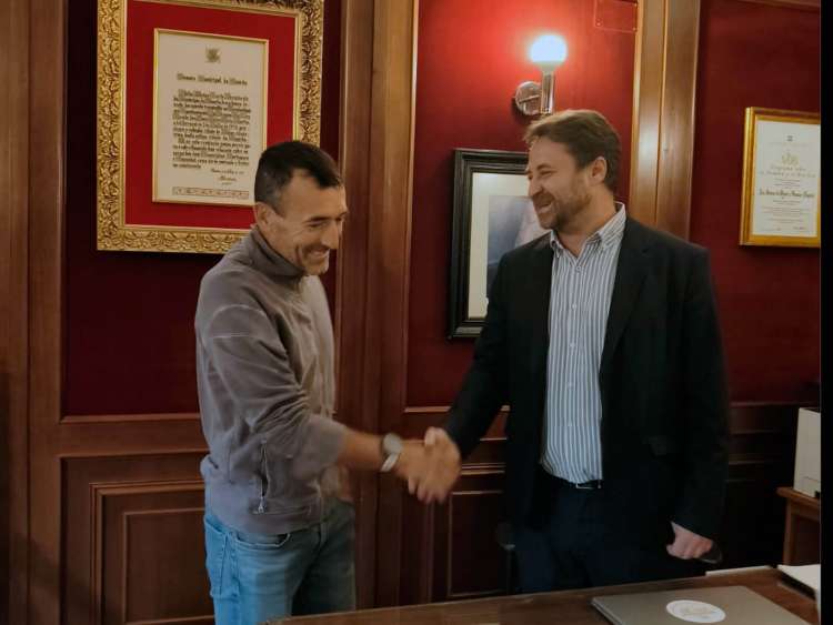 Miguel Heras y el alcalde Antonio Cámara durante la toma de posesión en el Ayuntamiento de Béjar