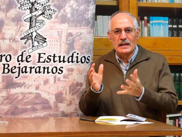 Persona sentada en una mesa