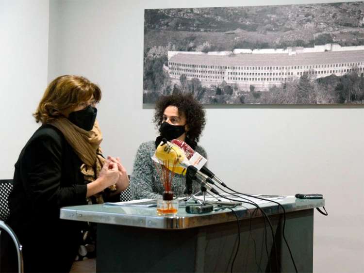 Dos mujeres sentadas en una mesa durante una rueda de prensa