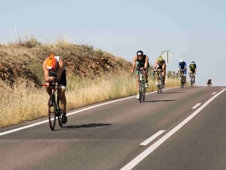 Ciclistas en una carretera