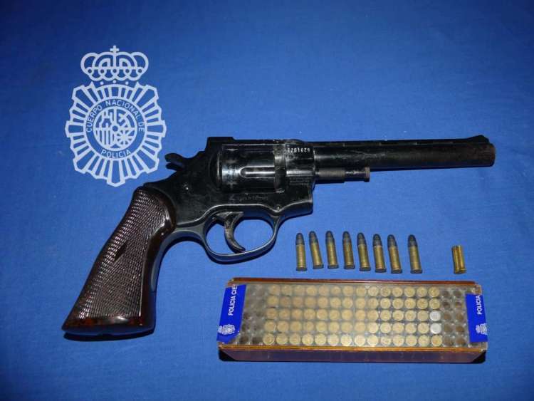 Revólver incautado a uno de los dos hermanos