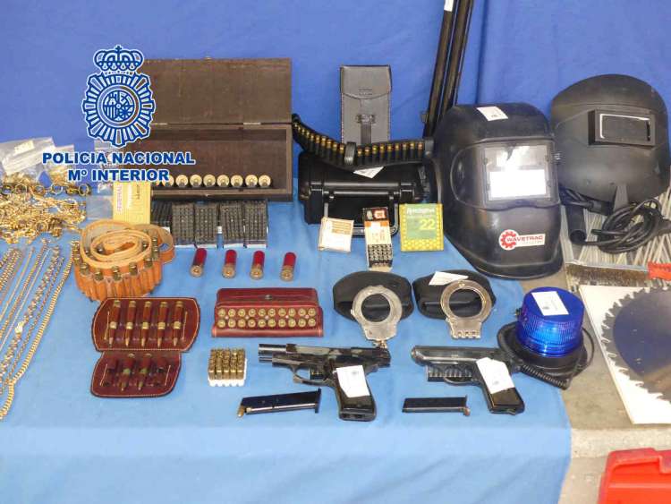 Armas y herramientas incautadas por la Policía Nacional