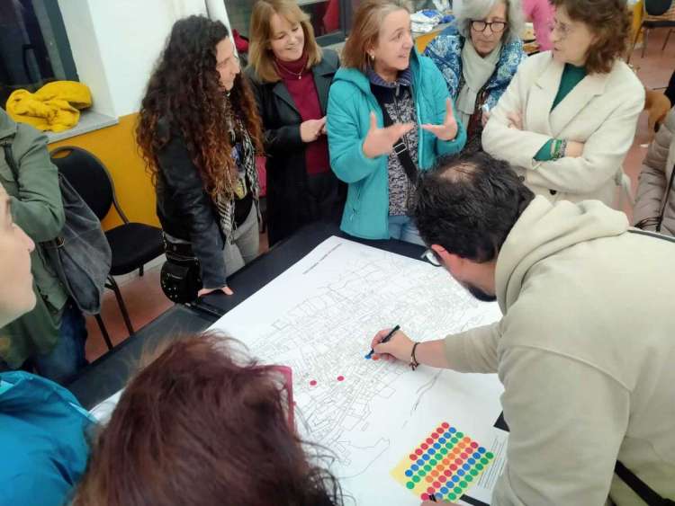 Vecinos de Béjar reunidos alrededor de un mapa del barrio de San Juan durante la presentación de la nueva Asociación Sociocultural San Juan