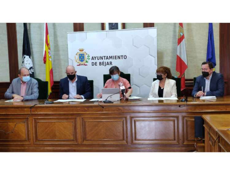 5 personas sentadas a una mesa