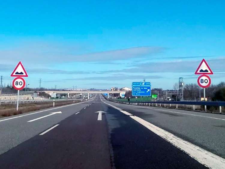 Autovía con señales de 80km/h