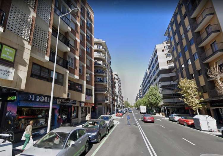 Calle con coches aparcados y edificios