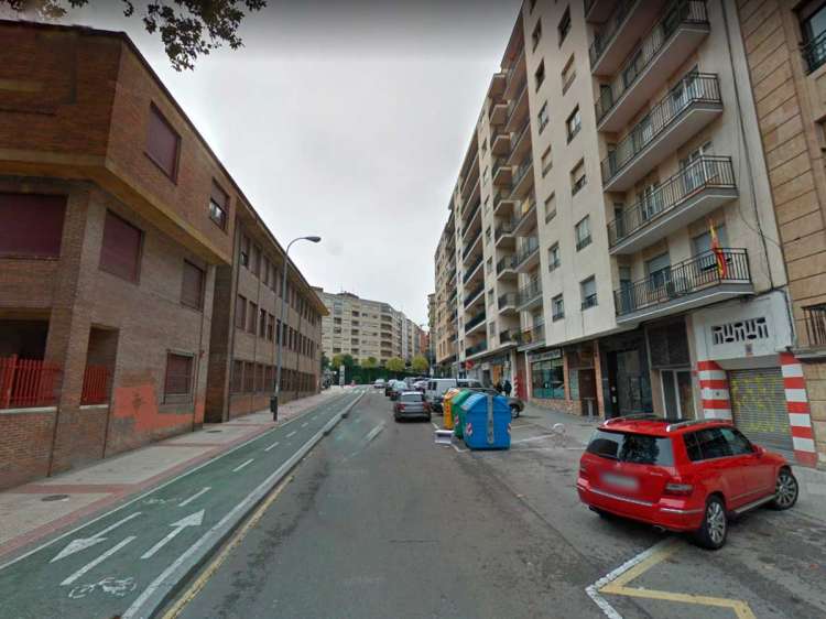 Lugar en el que se produjeron los hechos, edificio frente al colegio.