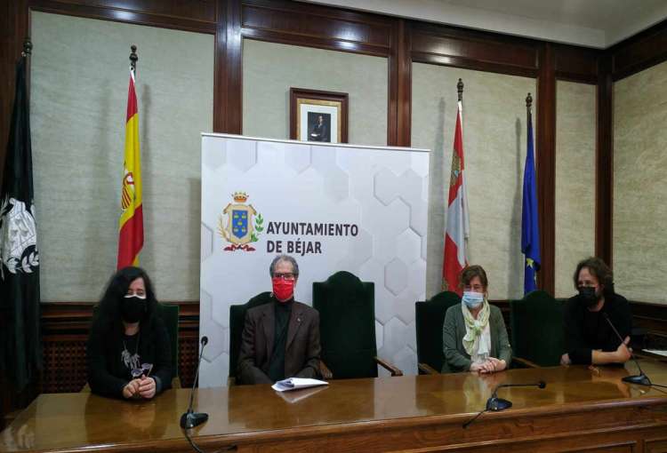 Responsables de Cruz Roja junto a la Alcaldesa y el concejal delegado del área