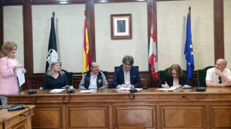 Firma de convenios entre el Ayuntamiento de Béjar y entidades locales en el Salón de Plenos.