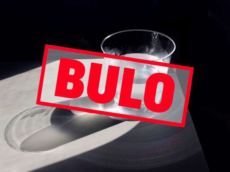 vaso de agua con palabra Bulo superpuesta