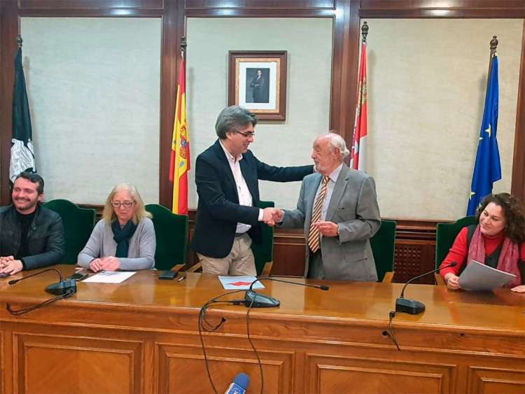 Luis Francisco Martín y Manuel Bruno estrechando sus manos junto a otros representantes